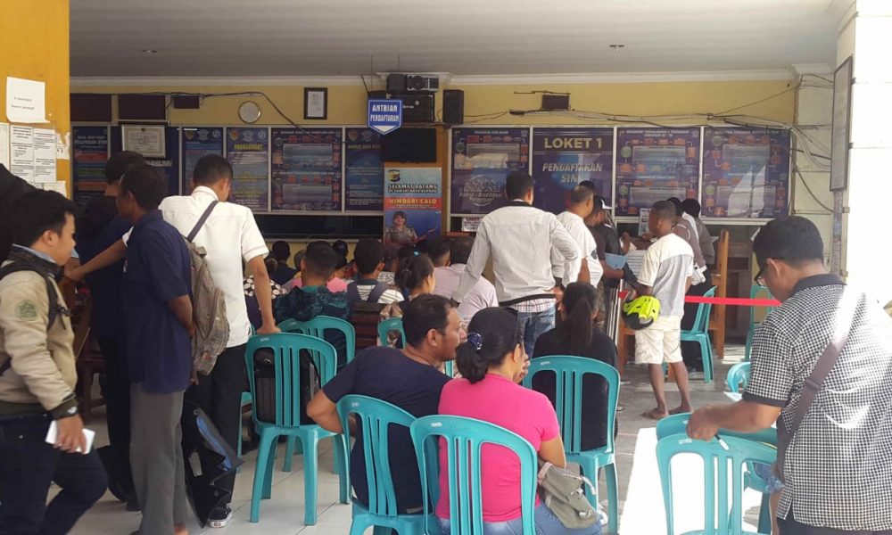 Para Wajib Pajak Kendaraan Bermotor ‘Serbu’ Samsat Kota Kupang Para Wajib Pajak Kendaraan Bermotor ‘Serbu’ Samsat Kota Kupang