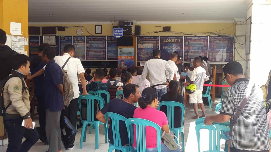 Para Wajib Pajak Kendaraan Bermotor ‘Serbu’ Samsat Kota Kupang