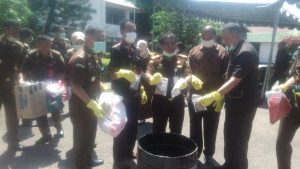 Kejari Kota Kupang Musnahkan Puluhan Gram Ganja dan Sabu-sabu