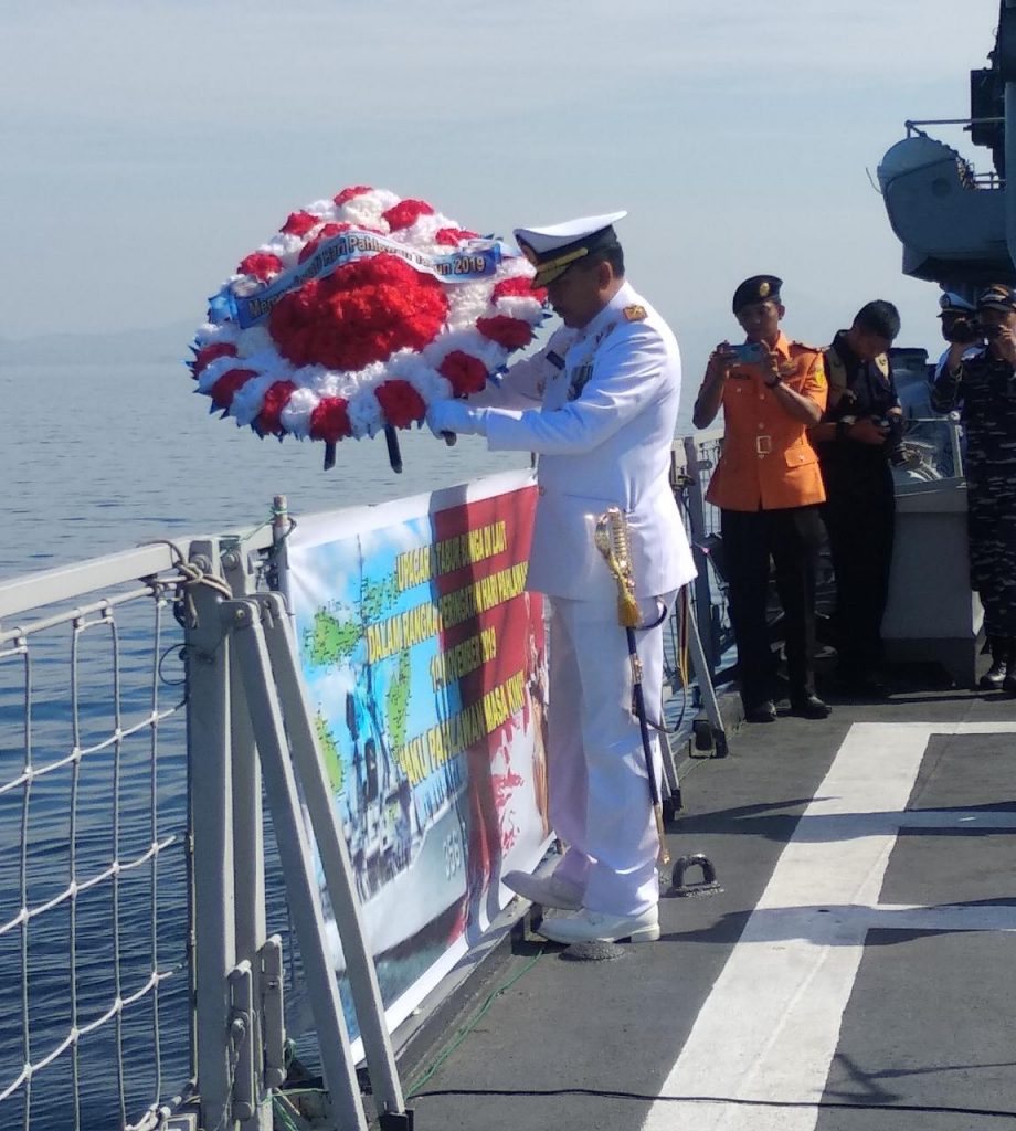 Peringati Hari Pahlawan, Lantamal Kupang Gelar Tabur Bunga di Laut