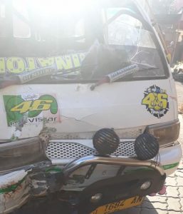 Bemo “Paparisa” vs Honda Beat di Jalan Sudirman-Kuanino, Pengendara Luka-luka