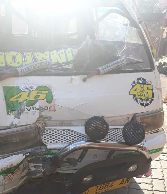 Bemo "Paparisa" vs Honda Beat di Jalan Sudirman-Kuanino, Pengendara Luka-luka