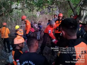 Tim SAR Kupang Evakuasi Kecelakaan Honda Beat Masuk Jurang