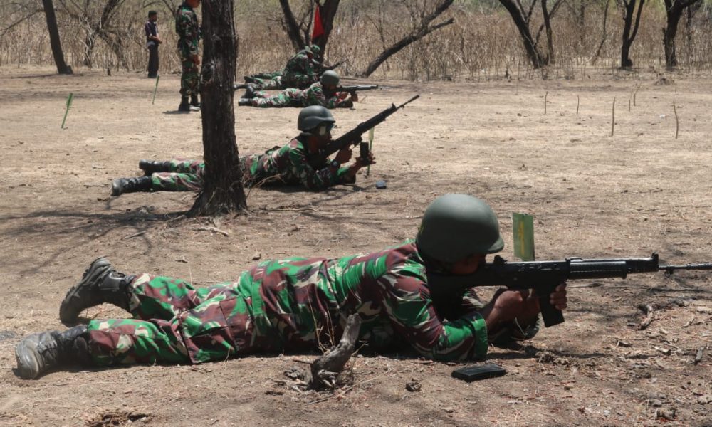 313 Anggota Kodim Kupang Latihan Menembak