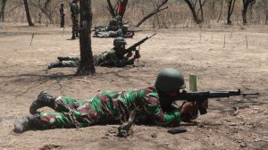 313 Anggota Kodim Kupang Latihan Menembak