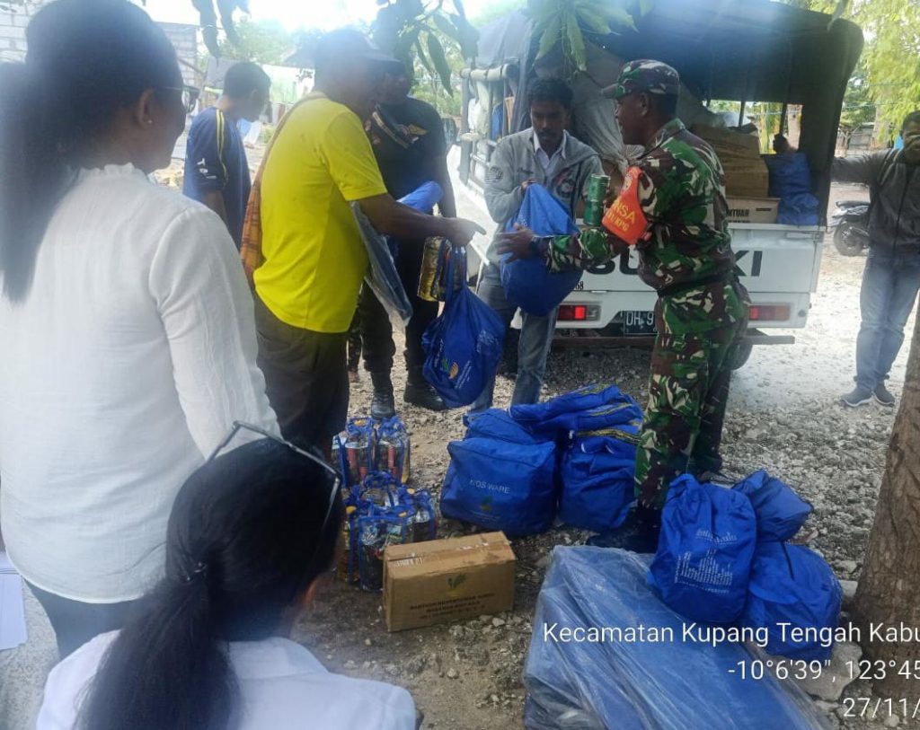 Koramil 1604-01/Kupang Bantu Korban Puting Beliung