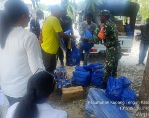 Koramil 1604-01/Kupang Bantu Korban Puting Beliung
