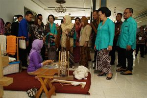 Permaisuri Malaysia Terpesona dengan Songket Sumba Timur