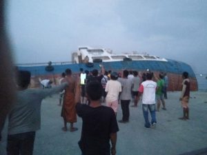 Kapal Tol Laut Muat Ribuan Ton Semen dan BBM Tenggelam di Pelabuhan Lewoleba