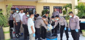 Polres Kupang Kota Musnahkan 300 Liter Sopi