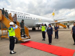 Panglima TNI Didampingi Kapolri Tiba di Kupang