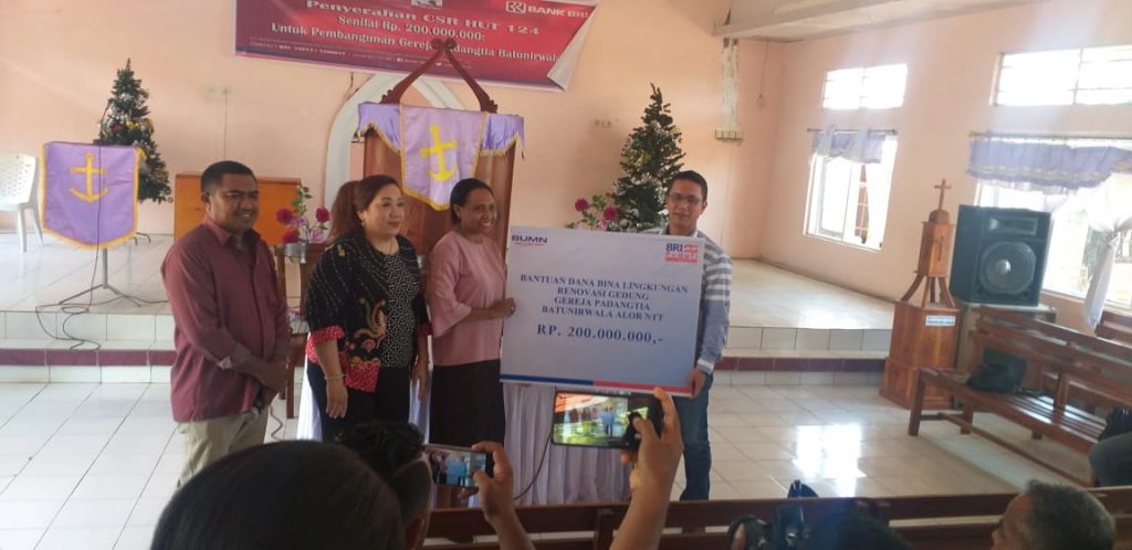 BRI Salurkan CSR untuk Pembangunan Gereja Padangtia Batunirwala-Alor