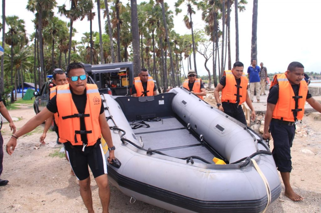 Liburan Nataru, Brimob NTT Amankan Seluruh Pantai Wisata