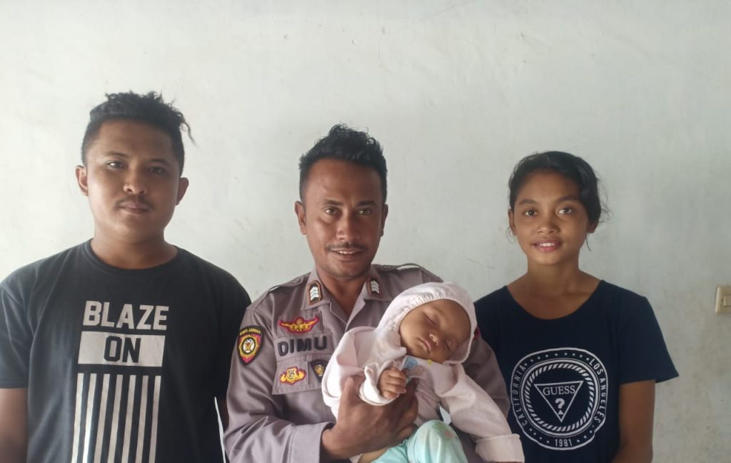 Aksi Heroik Brigpol Aldi Dimu Selamatkan Bayi yang Jatuh ke Laut di Pelabuhan Sabu Timur
