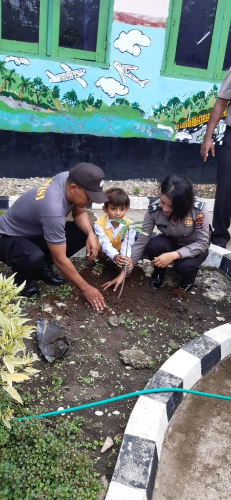 Personel Polresta Kupang dan Siswa TK Bhayangkari Gelar Penghijauan