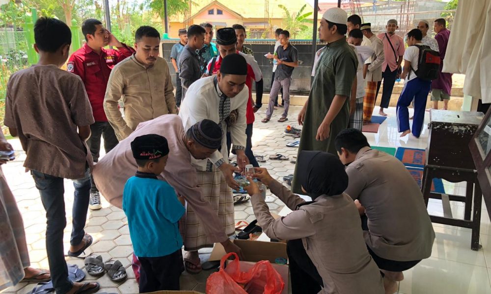 Anggota Polri di Kupang Rutin Berbagi dengan Jamaah Setiap Usai Salat Jumat Anggota Polri di Kupang Rutin Berbagi dengan Jamaah Setiap Usai Salat Jumat