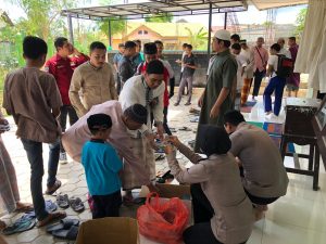 Anggota Polri di Kupang Rutin Berbagi dengan Jamaah Setiap Usai Salat Jumat