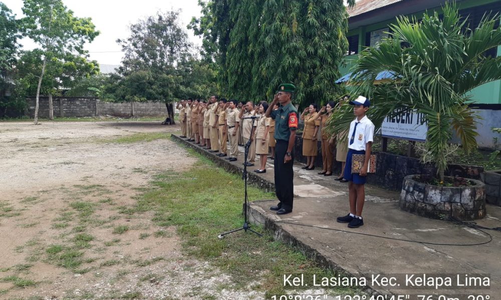 Babinsa Pimpin Upacara Bendera di SMPN 10 Kota Kupang