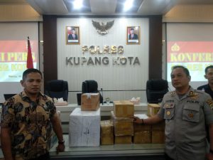8 Koli Masker Hendak Dikirim ke Jakarta, Diamankan Polisi di Bandara El Tari Kupang