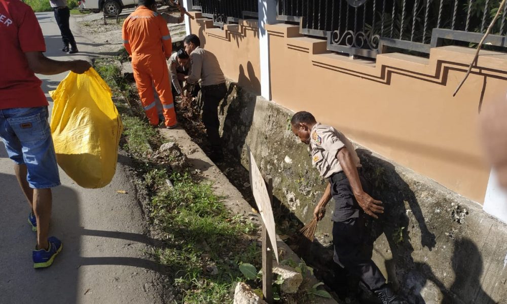 Polres Kupang Kota 'Keroyok' Sampah di Wilayah Kecamatan Oebobo