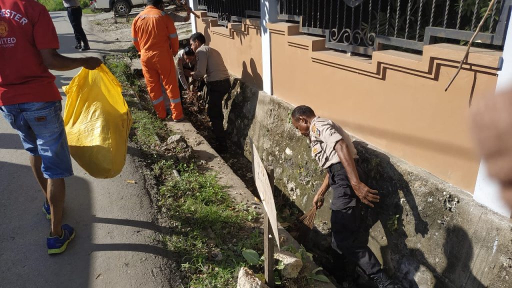 Polres Kupang Kota 'Keroyok' Sampah di Wilayah Kecamatan Oebobo