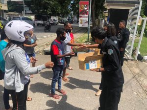 Ditresnarkoba Polda NTT Bagi-bagi Hand Sanitizer ke Warga Kupang