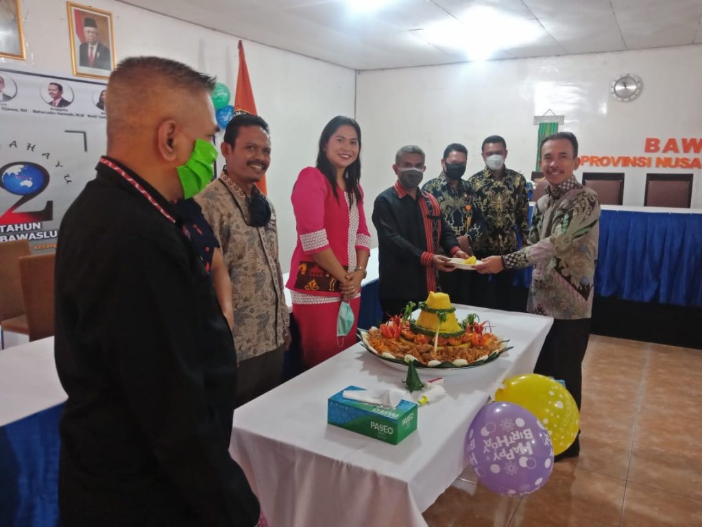 Rayakan HUT Ke-12, Bawaslu NTT Gelar Doa Bersama dan Salurkan Bantuan Sosial