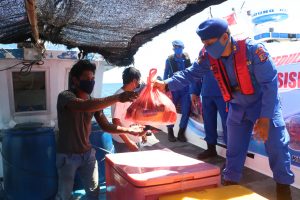 Kapolda NTT Beri Bantuan Sembako, Masker dan Pelampung kepada Nelayan yang Sedang Melaut
