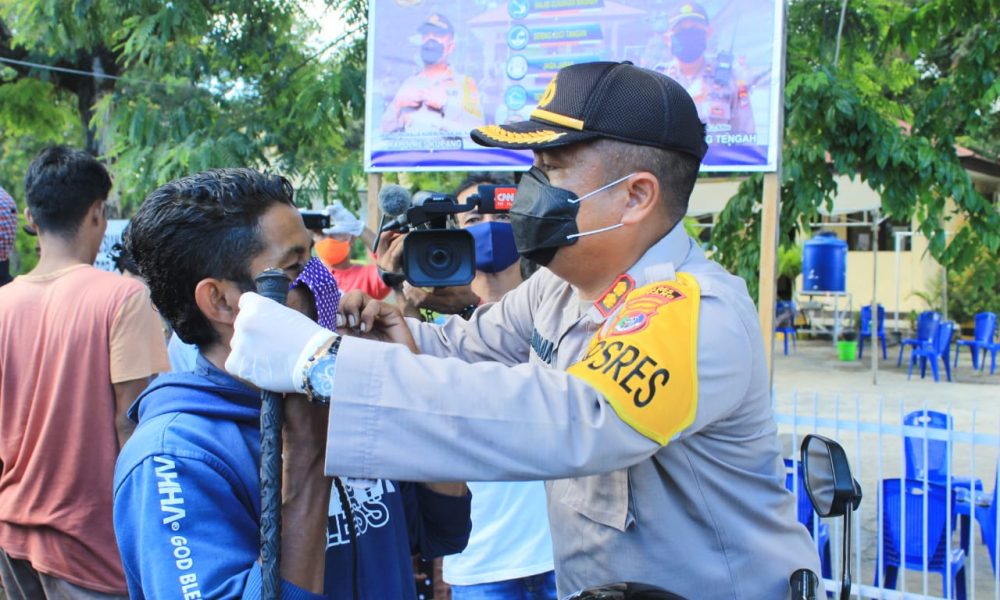Polres Kupang Bagi-bagi Ribuan Masker, Semprot Disinfektan
