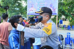 Polres Kupang Bagi-bagi Ribuan Masker, Semprot Disinfektan