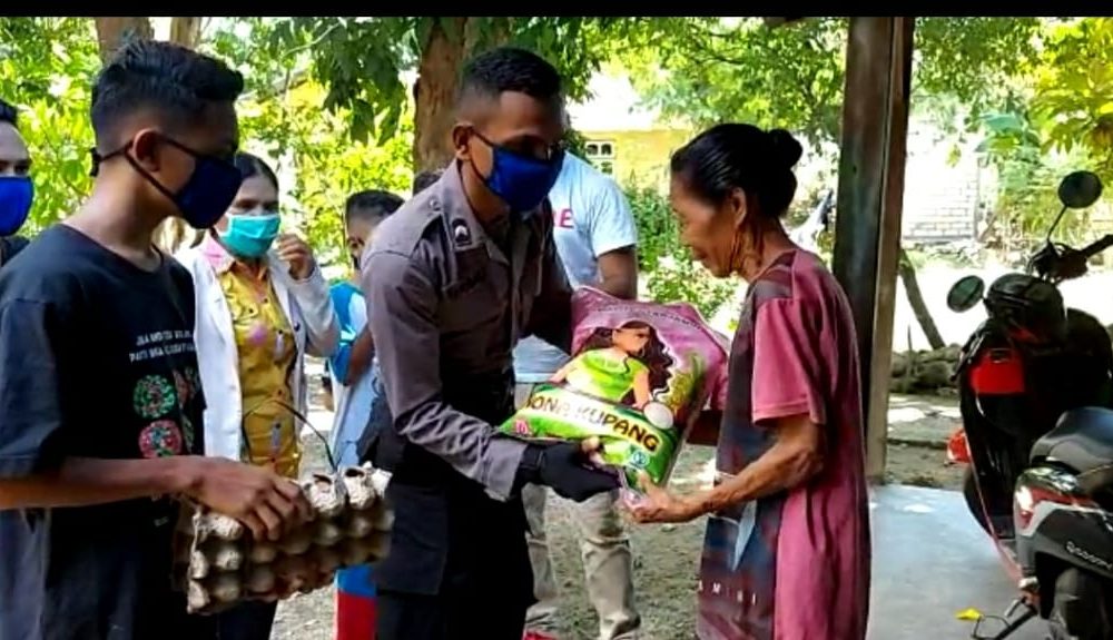 SALUT! Bintara Polda NTT Ini Habiskan Gaji Pertamanya untuk Bantu Warga Miskin Terdampak Corona