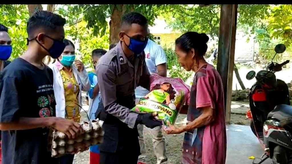 SALUT! Bintara Polda NTT Ini Habiskan Gaji Pertamanya untuk Bantu Warga Miskin Terdampak Corona