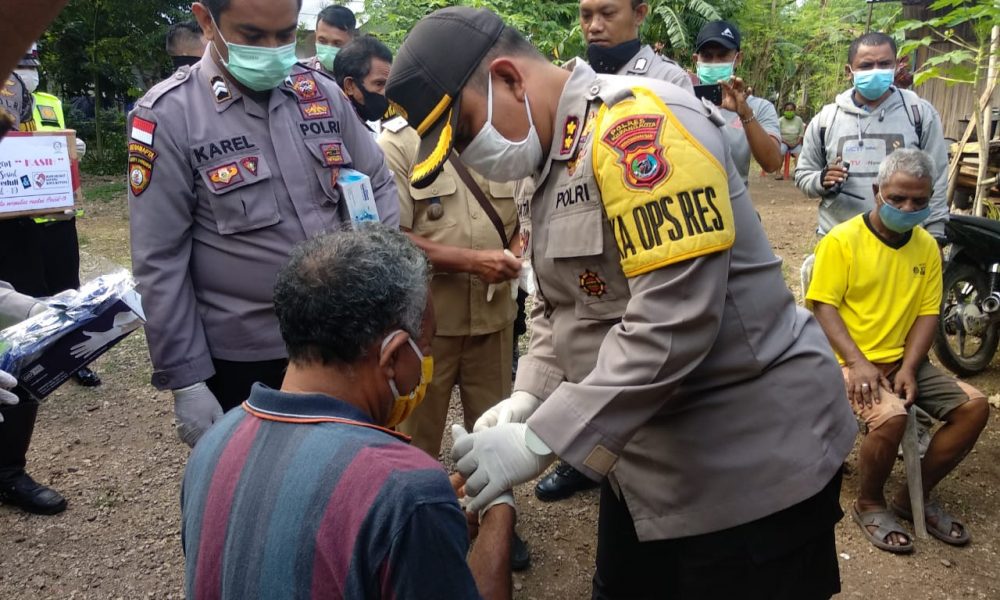 Kapolresta Kupang Bagikan Bantuan Sembako, Masker dan Makanan ke Tunanetra