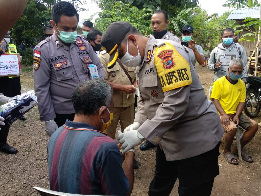 Kapolresta Kupang Bagikan Bantuan Sembako, Masker dan Makanan ke Tunanetra