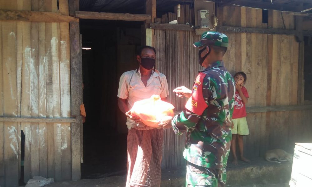 Babinsa dan Komunitas Peduli NTT Bagikan Sembako dan Masker ke Warga Miskin