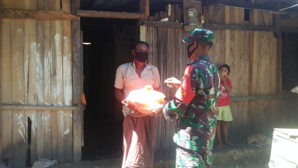 Babinsa dan Komunitas Peduli NTT Bagikan Sembako dan Masker ke Warga Miskin