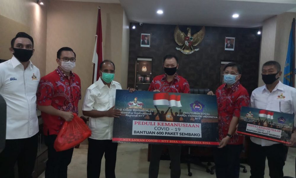 FGBMFI dan PSMTI Salurkan Bantuan Sembako kepada 600 Lansia di Kupang