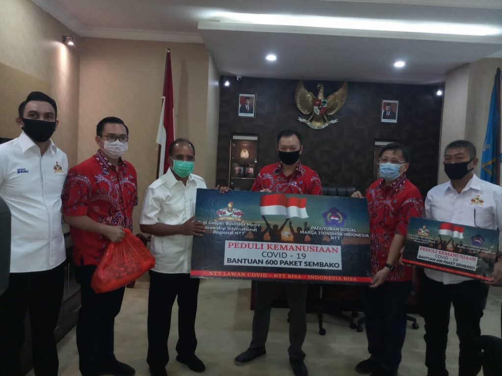 FGBMFI dan PSMTI Salurkan Bantuan Sembako kepada 600 Lansia di Kupang