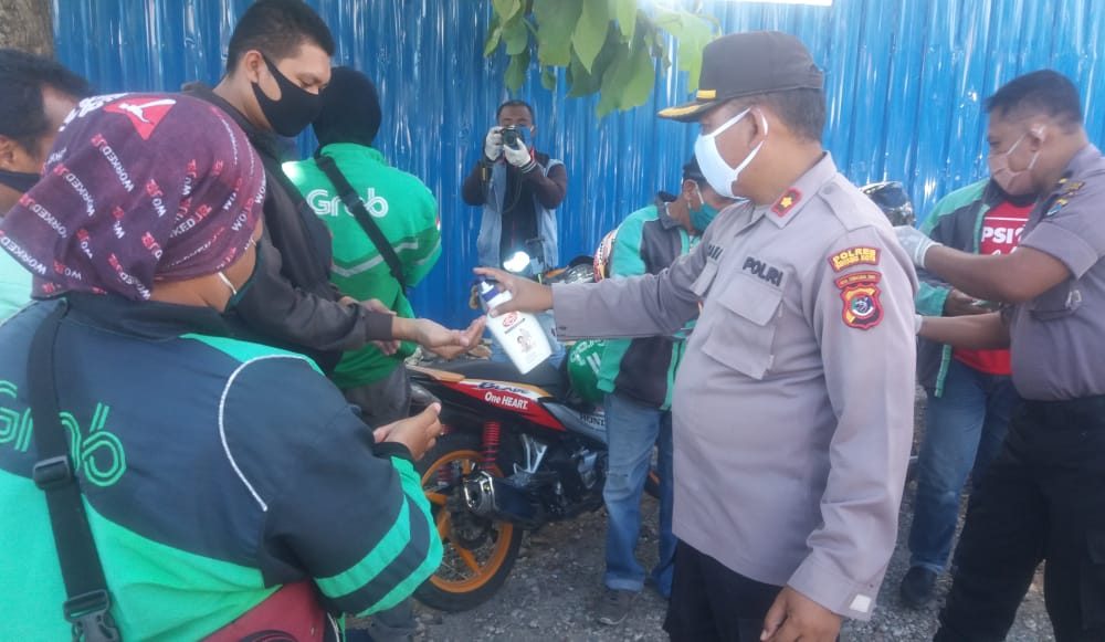 Polsek Oebobo Bagi-bagi Makanan kepada Ojek, Tukang Parkir, dan Penjual Koran Polsek Oebobo Bagi-bagi Makanan kepada Ojek, Tukang Parkir, dan Penjual Koran