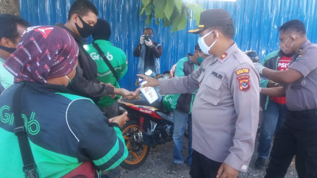 Polsek Oebobo Bagi-bagi Makanan kepada Ojek, Tukang Parkir, dan Penjual Koran