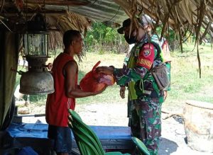 SALUT! Babinsa di Kupang Bagikan Bantuan Sembako ke Warga Miskin