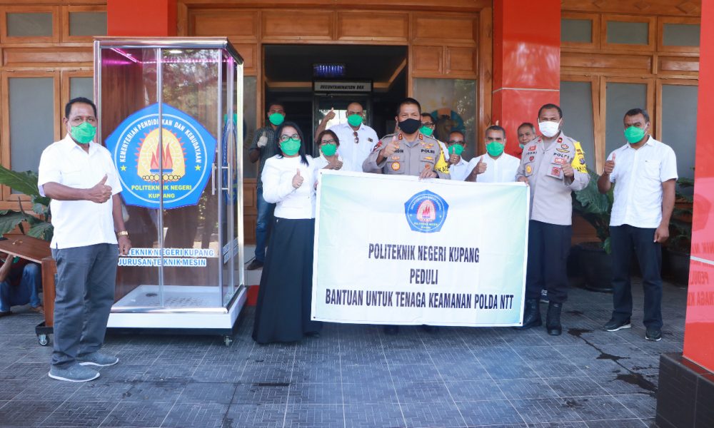 Kapolda NTT Terima Bantuan Bilik Disinfektan dari Politeknik Negeri Kupang