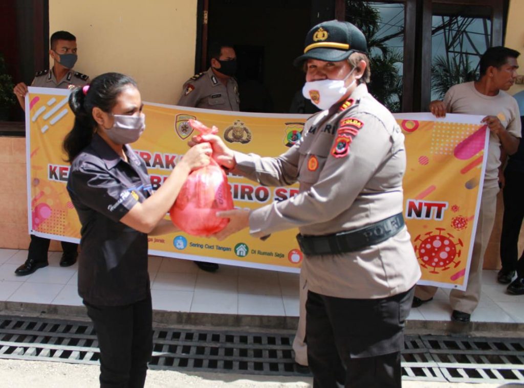 Biro SDM Polda NTT Bagikan 100 Paket Sembako ke Pegawai Harian Lepas