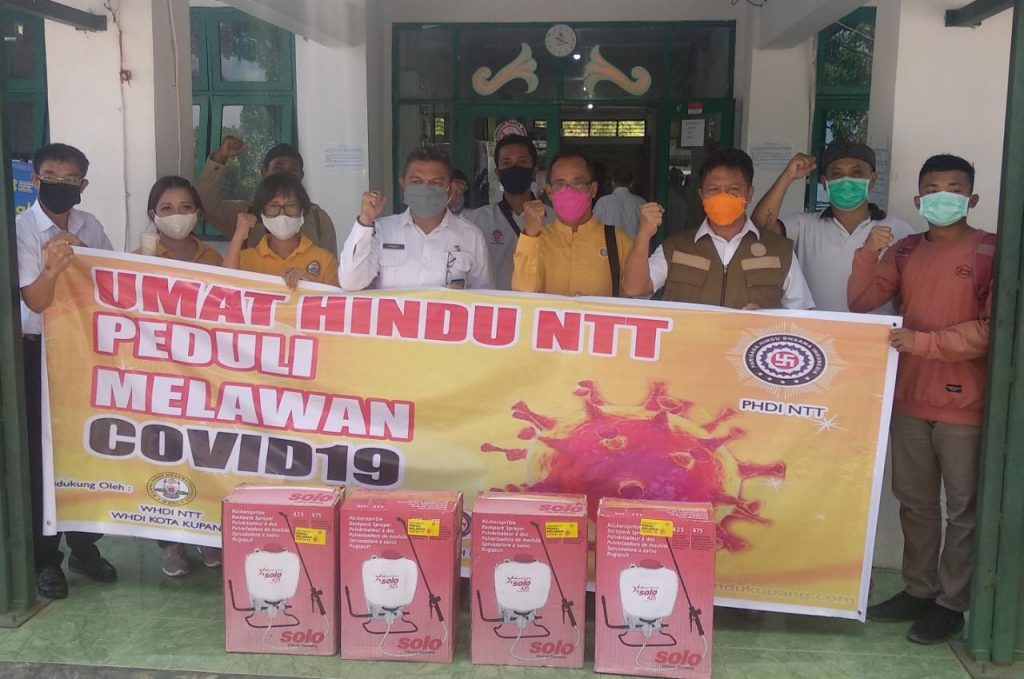 Umat Hindu di Kupang Bagikan Bantuan APD di 5 Pasar Tradisional