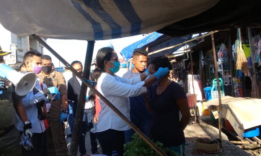 FKPT Provinsi NTT Bagikan Masker ke Pedagang Pasar Oesao
