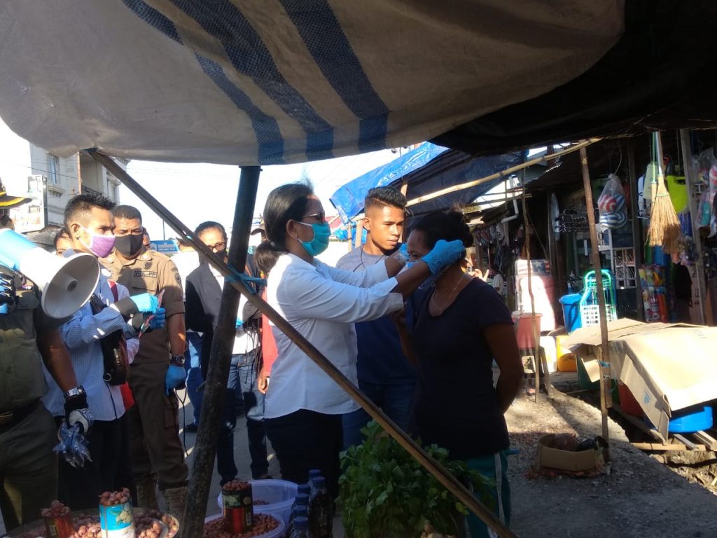 FKPT Provinsi NTT Bagikan Masker ke Pedagang Pasar Oesao