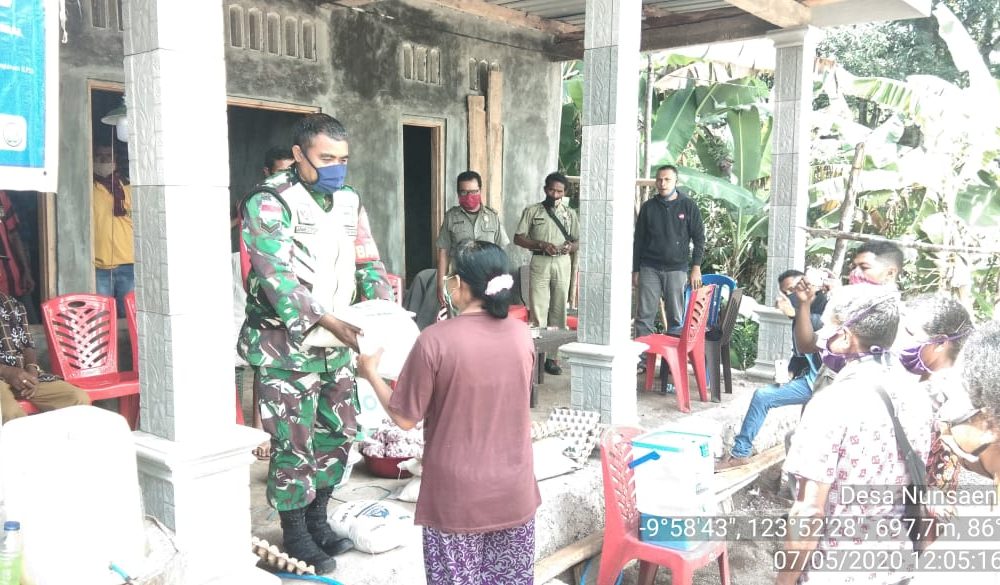 Babinsa Koramil 1604-05/Camplong Bagikan Paket Sembako