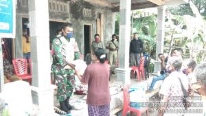Babinsa Koramil 1604-05/Camplong Bagikan Paket Sembako