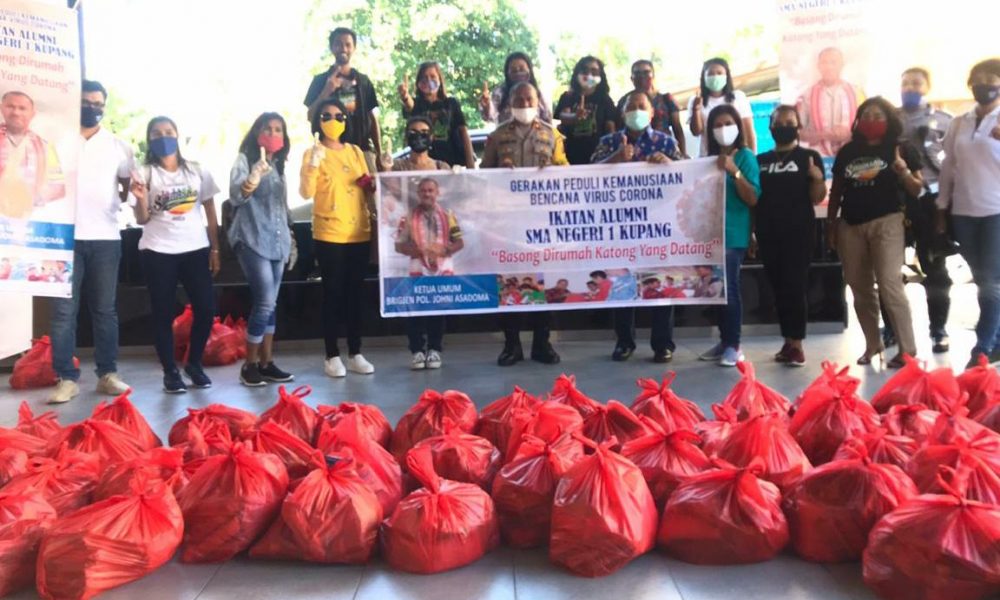 Johni Asadoma Pimpin Alumni SMAN 1 Kupang Bagikan 500 Paket Sembako