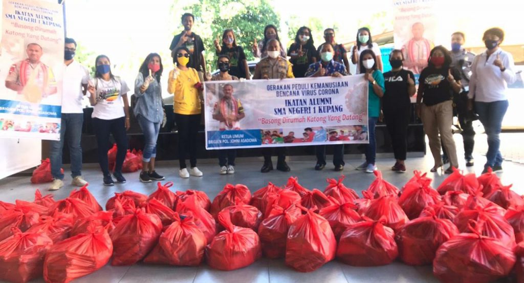 Johni Asadoma Pimpin Alumni SMAN 1 Kupang Bagikan 500 Paket Sembako